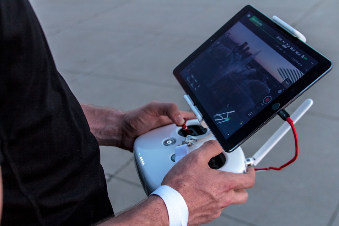 ドローンの送信機を操作するイメージ